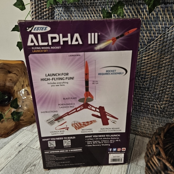 Estes Alpha III Flying Model Rocket Launch Set - Picture 4 of 6